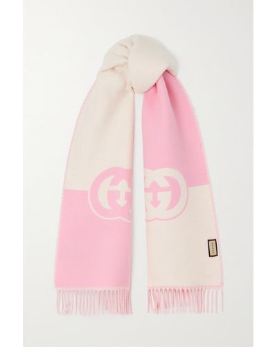 Gucci Schal Aus Einer Woll-kaschmirmischung Mit Jacquard-logo Und Fransen - Pink
