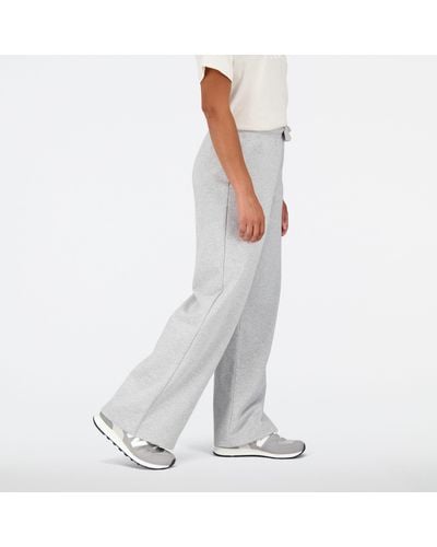 New Balance Essentials Stacked Logo French Terry Wide legged Sweatpant - Grijs