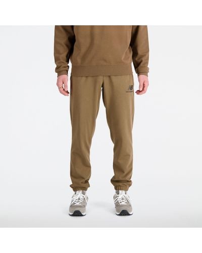 New Balance Essentials stacked logo french terry sweatpant jogginghose in braun - Natur