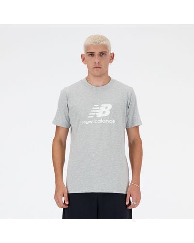 New Balance Sport essentials logo t-shirt in grigio - Bianco