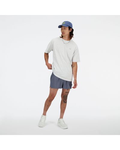 New Balance Athletics cotton t-shirt in grau - Weiß
