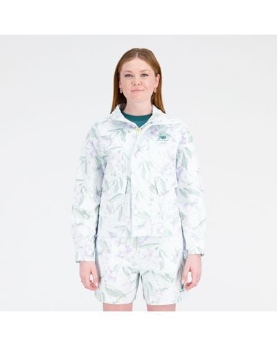 New Balance Essentials bloomy jacket in bianca - Blu