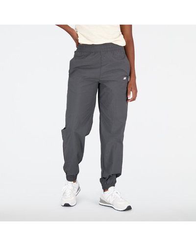 New Balance Femme Pantalons Athletics Remastered Woven Pant En, Polywoven, Taille - Gris