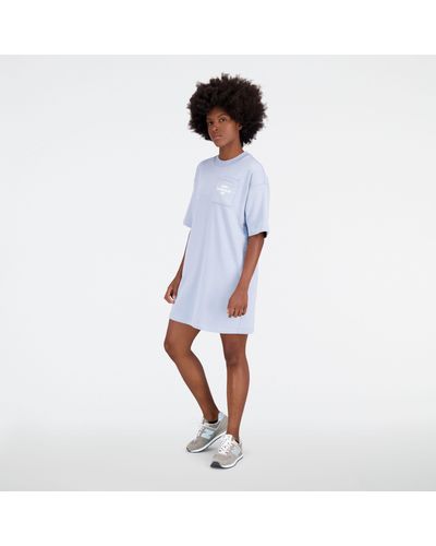 New Balance Essentials stacked logo french terry graphic dress in grigio - Bianco