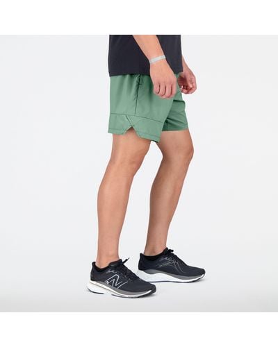 New Balance Pantalones cortos 7 inch tenacity solid woven - Verde