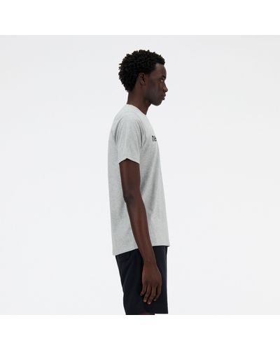 New Balance Sport essentials graphic t-shirt 4 in grau - Weiß