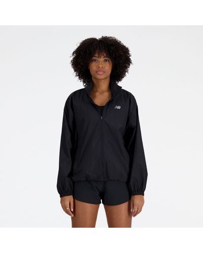 New Balance Athletics packable jacket in schwarz