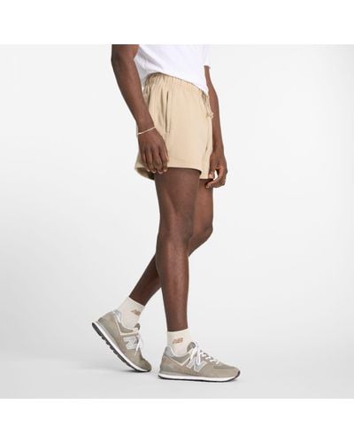 New Balance Athletics french terry short 5" in grau - Natur