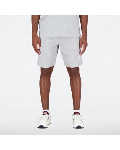 New Balance Pantaloncini essentials stacked logo french terry in grigio - Bianco