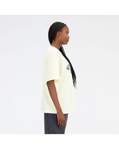 New Balance Essentials varsity oversized t-shirt in gelb - Weiß
