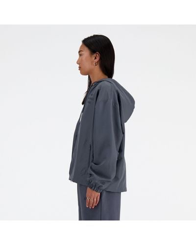 New Balance Iconic collegiate woven jacket in grigio - Blu