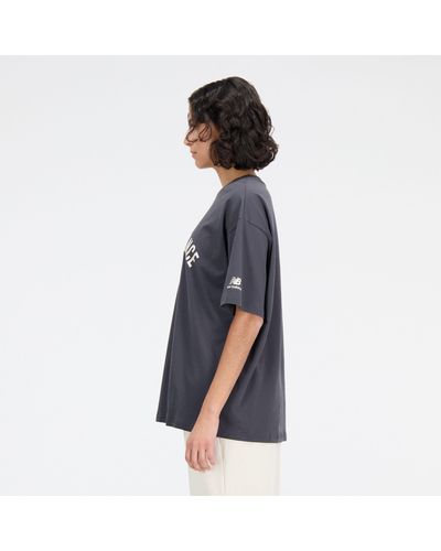 New Balance Essentials varsity oversized t-shirt in nero - Blu