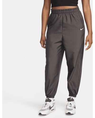 Nike Pantaloni jogger in tessuto sportswear - Giallo