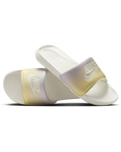 Nike Victori One Slippers Met Print - Wit
