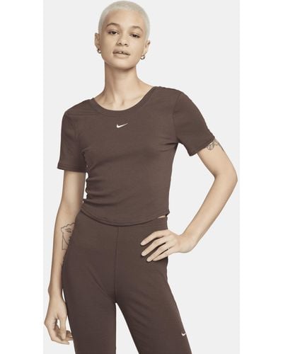 Nike Top aderente a mini costine a manica corta con retro arrotondato sportswear chill knit - Marrone