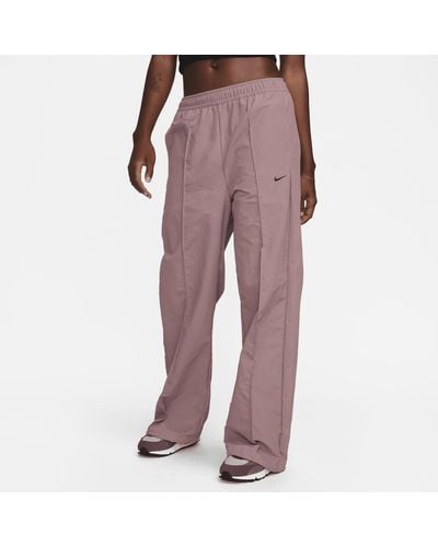 Nike Pantaloni a vita media con bordo aperto sportswear everything wovens - Viola
