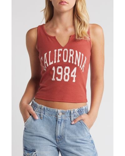 THE VINYL ICONS California 1984 Notch Neck Crop Graphic Tank - Red