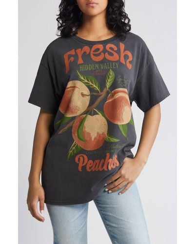 THE VINYL ICONS Peaches Cotton Graphic T-shirt - Black