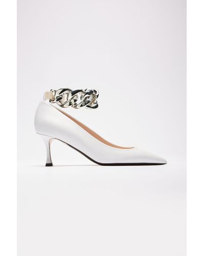 N°21 Chunky Chain-embellished Court Shoes - White