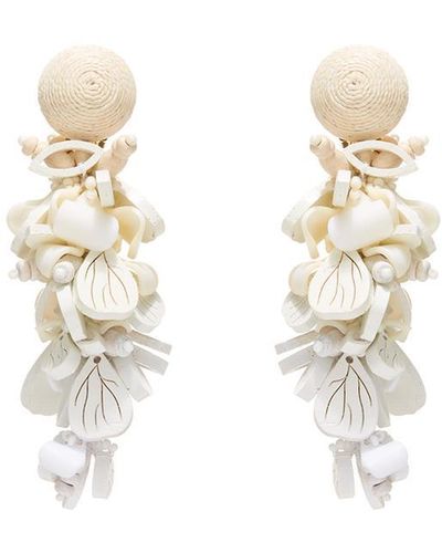 Oscar de la Renta Wooden Flower Cluster Earrings - White