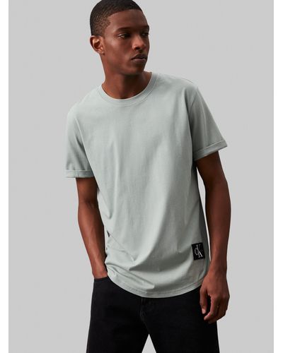 Calvin Klein T-Shirt BADGE TURN UP SLEEVE mit Logopatch - Grau