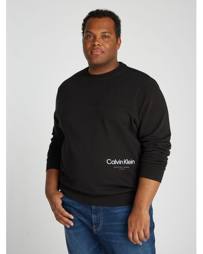 Calvin Klein BT_OFF PLACEMENT LOGO SWEATSHIRT in groß Größen mit Logoschriftzug - Schwarz