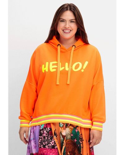 Sheego Sweatshirt Große Größen mit Neon-Wordingprint vorn und hinten - Orange