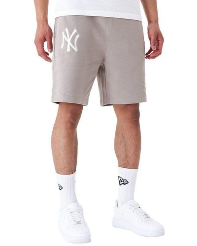 KTZ Era Shorts French Terry New York Yankees ash brown - Grau