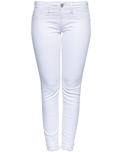 ATT Jeans ATT Slim-fit-Jeans Leoni im femininen Design mit offenen Saumkanten - Weiß