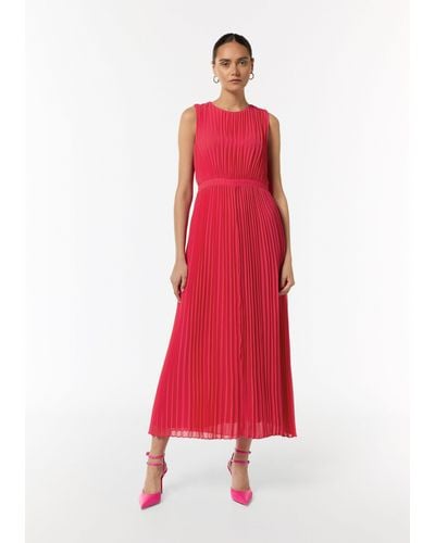 Comma, Maxikleid Plissiertes Maxi-Kleid mit Rundhalsausschnitt - Rot