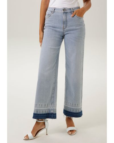 Aniston CASUAL Straight-Jeans mit trendiger Waschung am leicht ausgefranstem Saum - Blau