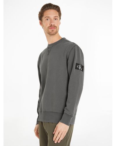 Calvin Klein Sweatshirt WASHED BADGE CREW NECK mit Logopatch - Grau
