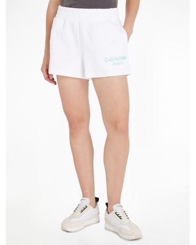 Calvin Klein Sweatshorts STACKED INSTITUTIONAL SHORTS mit Logoschriftzug - Weiß