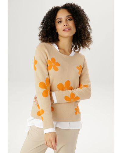 im Rundhalspullover, Details Lyst goldfarbenen SELECTED in Blumenmuster Orange Aniston | mit DE