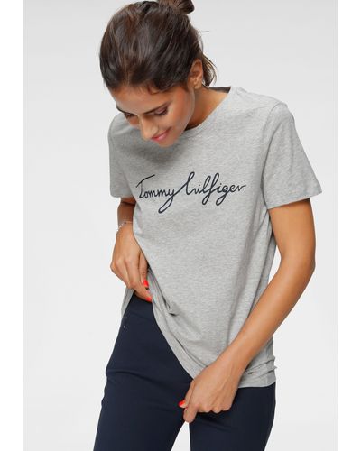 Tommy Hilfiger T-Shirt HERITAGE CREW NECK GRAPHIC TEE mit Script -Schriftzug & Logo-Flag am Saum - Grau