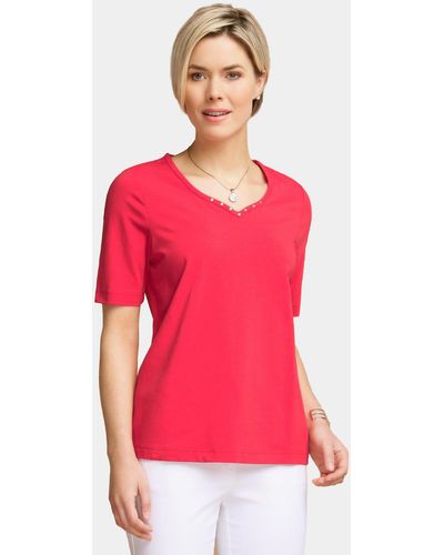 Goldner T-Shirt mit charmantem Ausschnitt und Schmucksteinchen - Rot