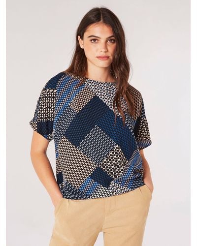 Apricot T-Shirt mit geometrischem Muster, im Patchwork-Design - Blau
