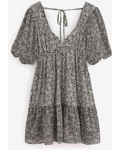 Next Minikleid Kleid mit Blumenmuster und V-Ausschnitt (1-tlg) - Grau