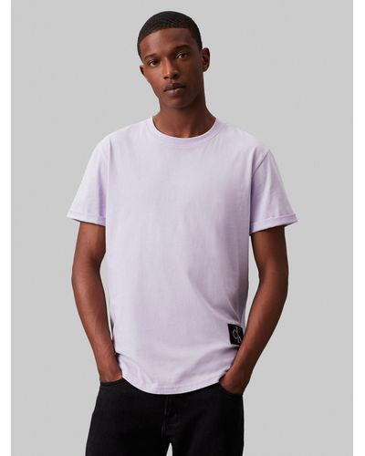 Calvin Klein T-Shirt BADGE TURN UP SLEEVE mit Logopatch - Lila