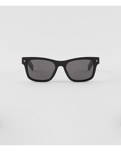 Prada Sonnenbrille Mit Ikonischer Plakette Aus Metall - Grau