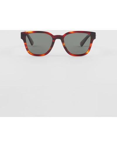 Prada Sonnenbrille Mit Ikonischer Plakette Aus Metall - Grau