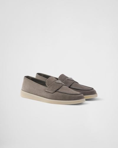 Prada Wildleder-Loafer mit emailliertem Triangel-Logo - Grau