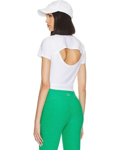 Beyond Yoga Featherweight Cropped Open Back Tee - グリーン