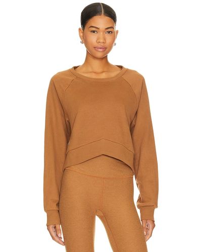 Beyond Yoga Uplift Cropped Pullover Sweatshirt - ブラウン
