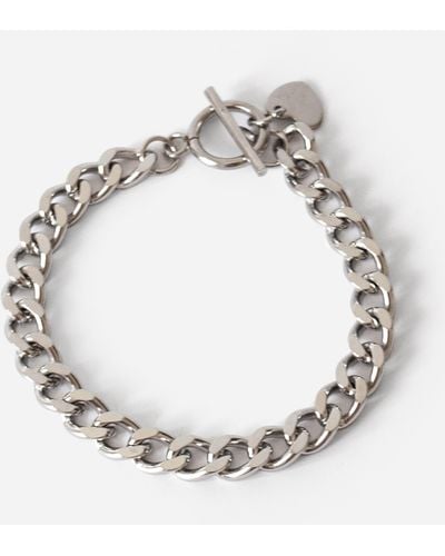 Roman Curb Chain Bracelet With Heart Pendant - Metallic