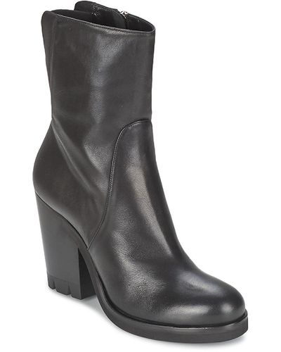 Strategia Guanto Women's Low Ankle Boots In Black