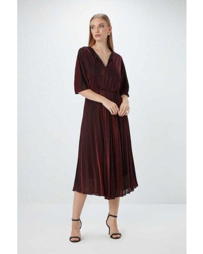 GUSTO Pleated Maxi Dress - Red