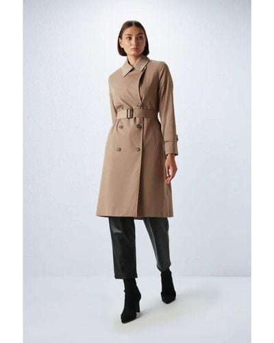GUSTO Trenchcoat With Belt - White