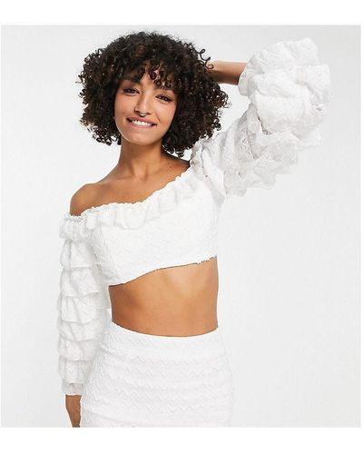 In The Style X Yasmin Devonport Exclusive Lace Frill Sleeve Detail Crop Top Co-ord - White