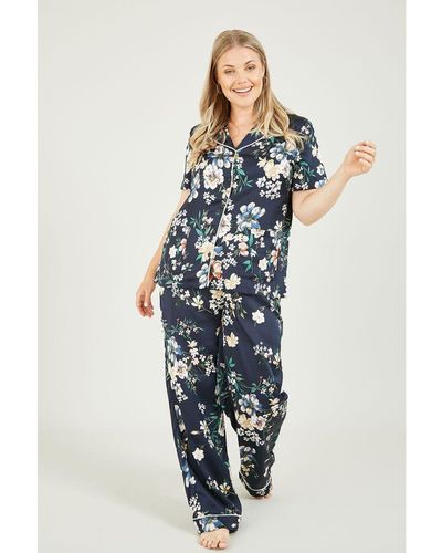 Yumi Curves Yumi Plus Size Marineblauwe, Satijnen, Gebloemde Pyjama Met Contrast